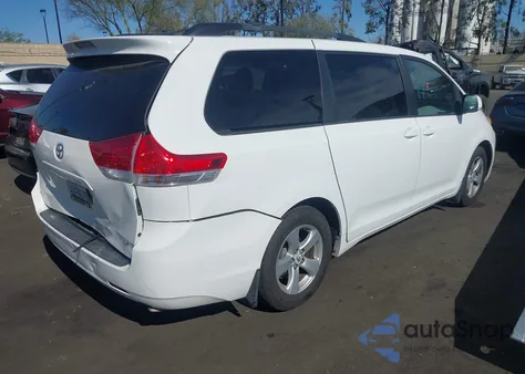 2012 Toyota Sienna Le V6 8 Passenger z USA, uszkodzony, nr VIN 5TDKK3DCXCS197317